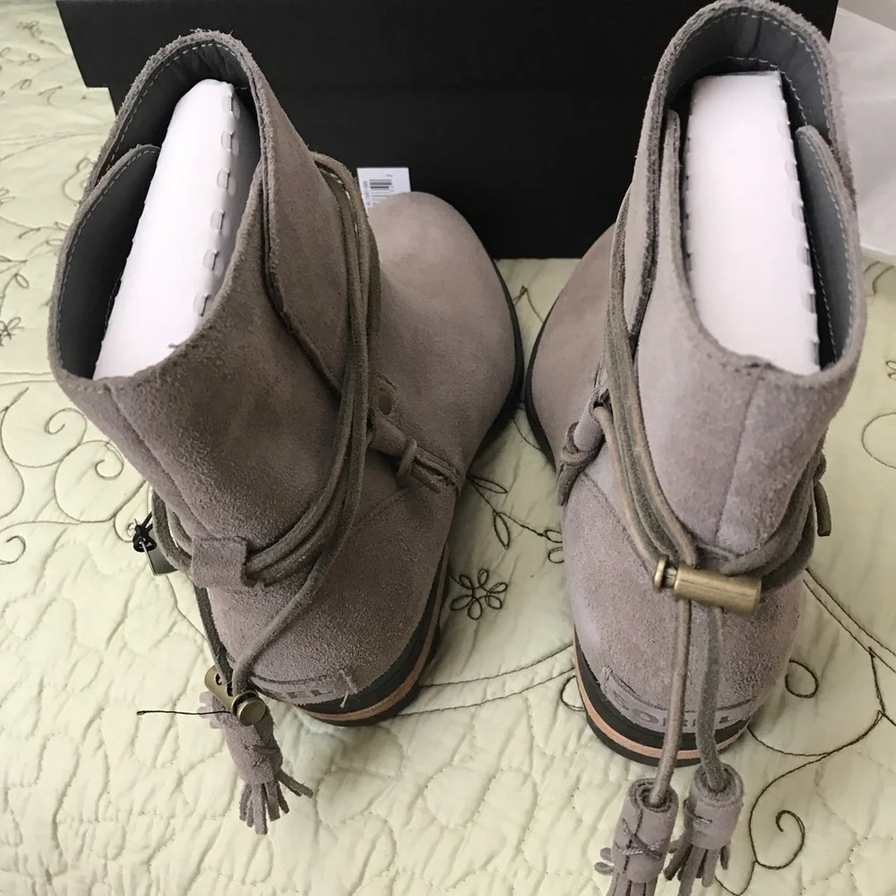SOREL modern ankle boot in gray suede